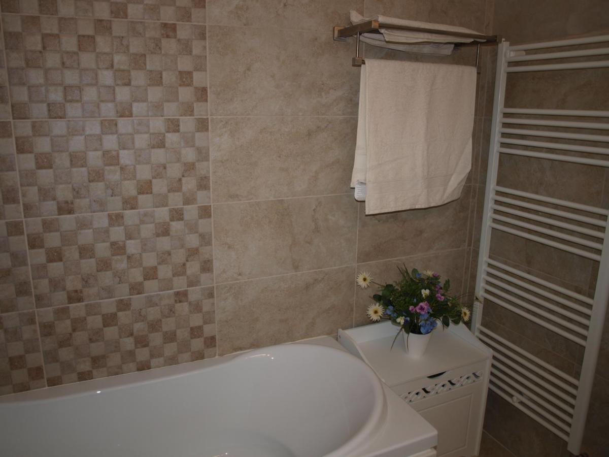 Amavera Apartment Targu Jiu Bagian luar foto